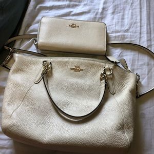 White coach purse and matching wallet